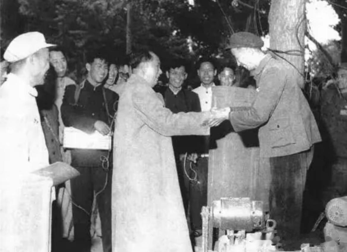 1960年5月4日下午，毛泽东与宋学林握手。