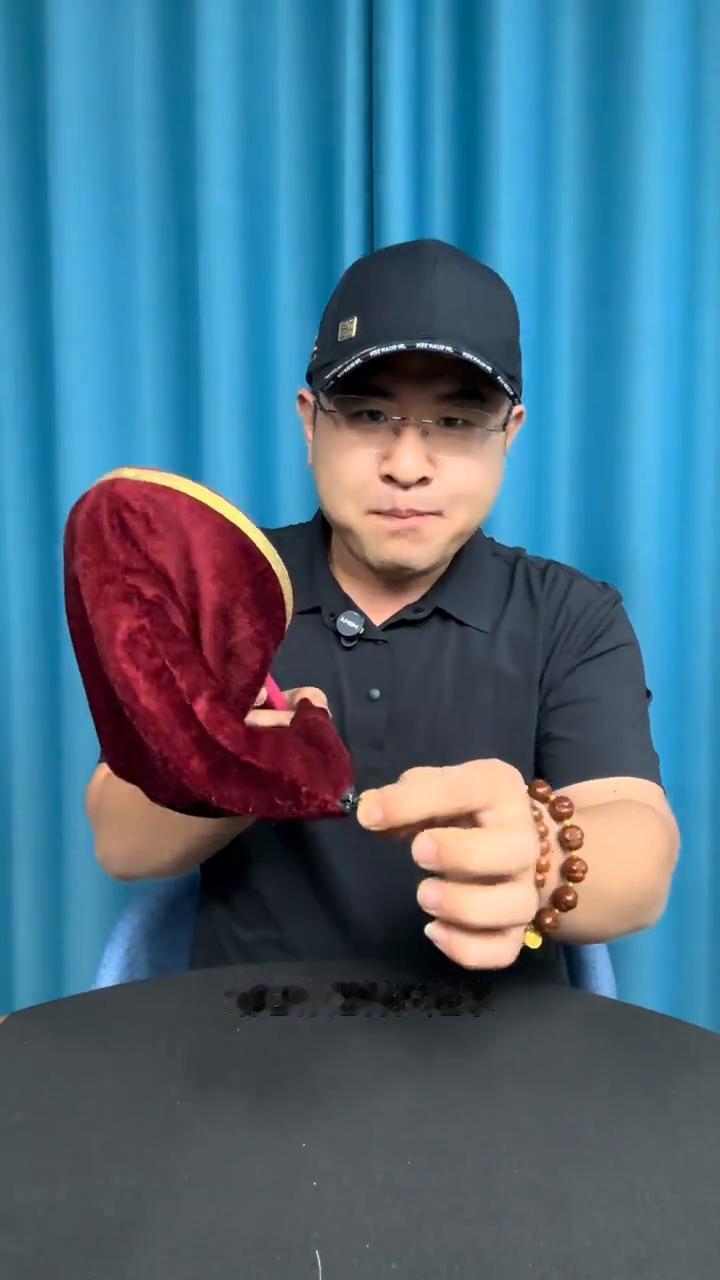 六一儿童节让家里的小朋友表演这个魔术绝对会惊翻全场，空空的一个袋子什么都没有。