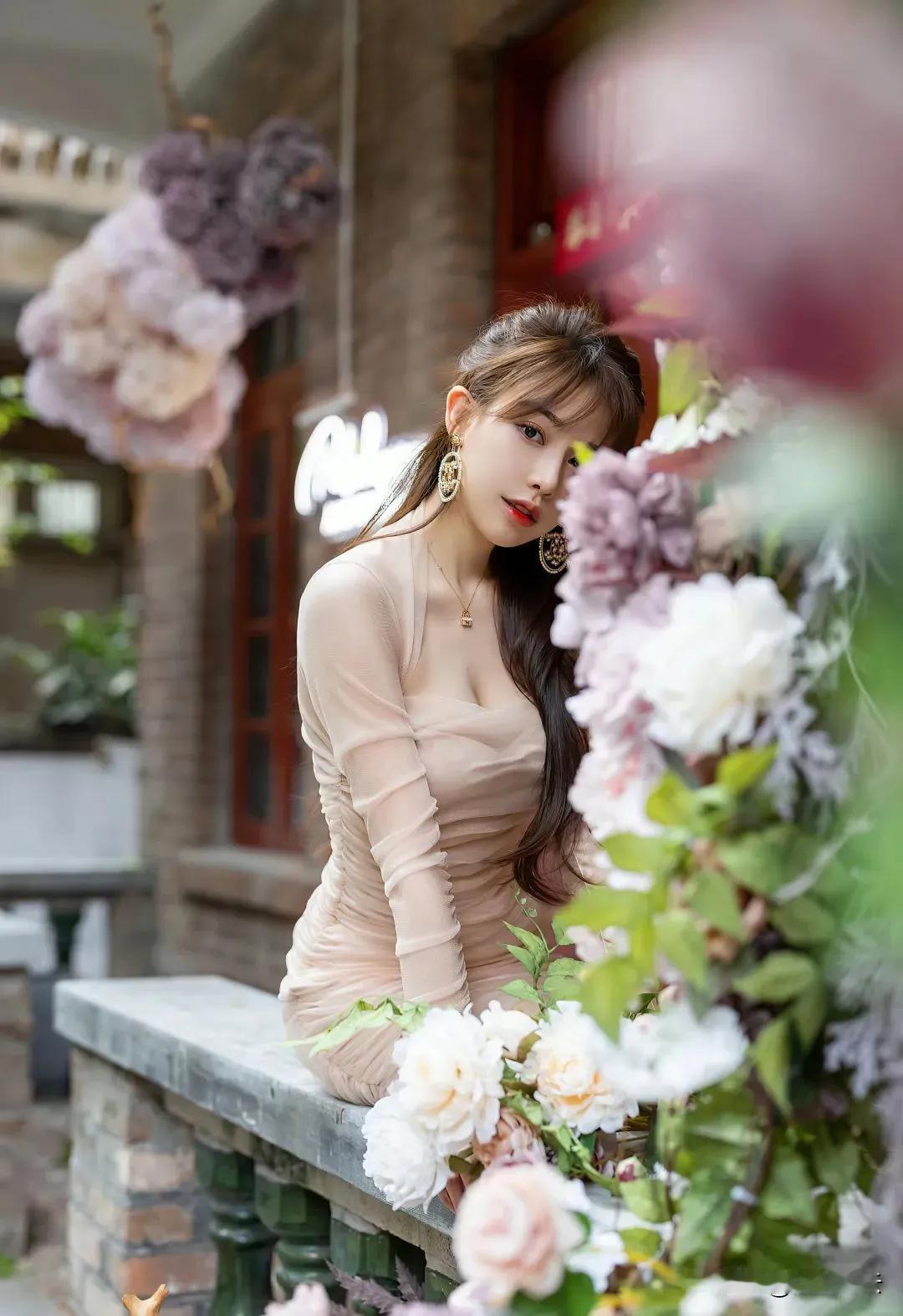 要说这有气质的女人，给人的第一感觉，就像在嘈杂的地铁里突然闻到一缕若有若无的桂花