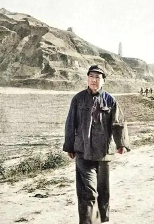 想来谁有毛主席难？你敢信吗？一个即将改写中国命运的人，写字要把一张纸翻来覆去用三