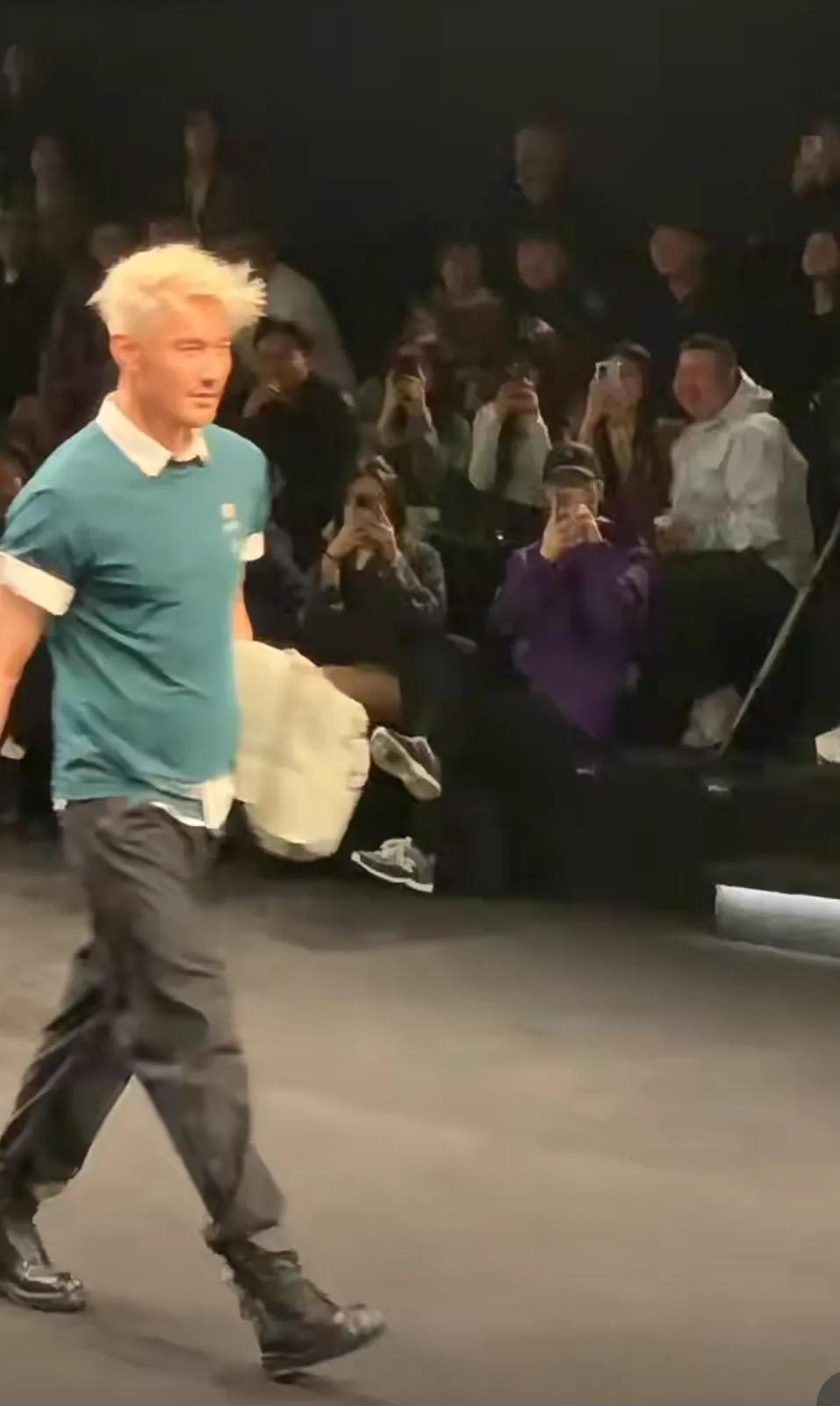 上海时装周胡兵这个造型也太酷了吧。第一眼看着还以为是郭富城呢，论身材管理的重要性