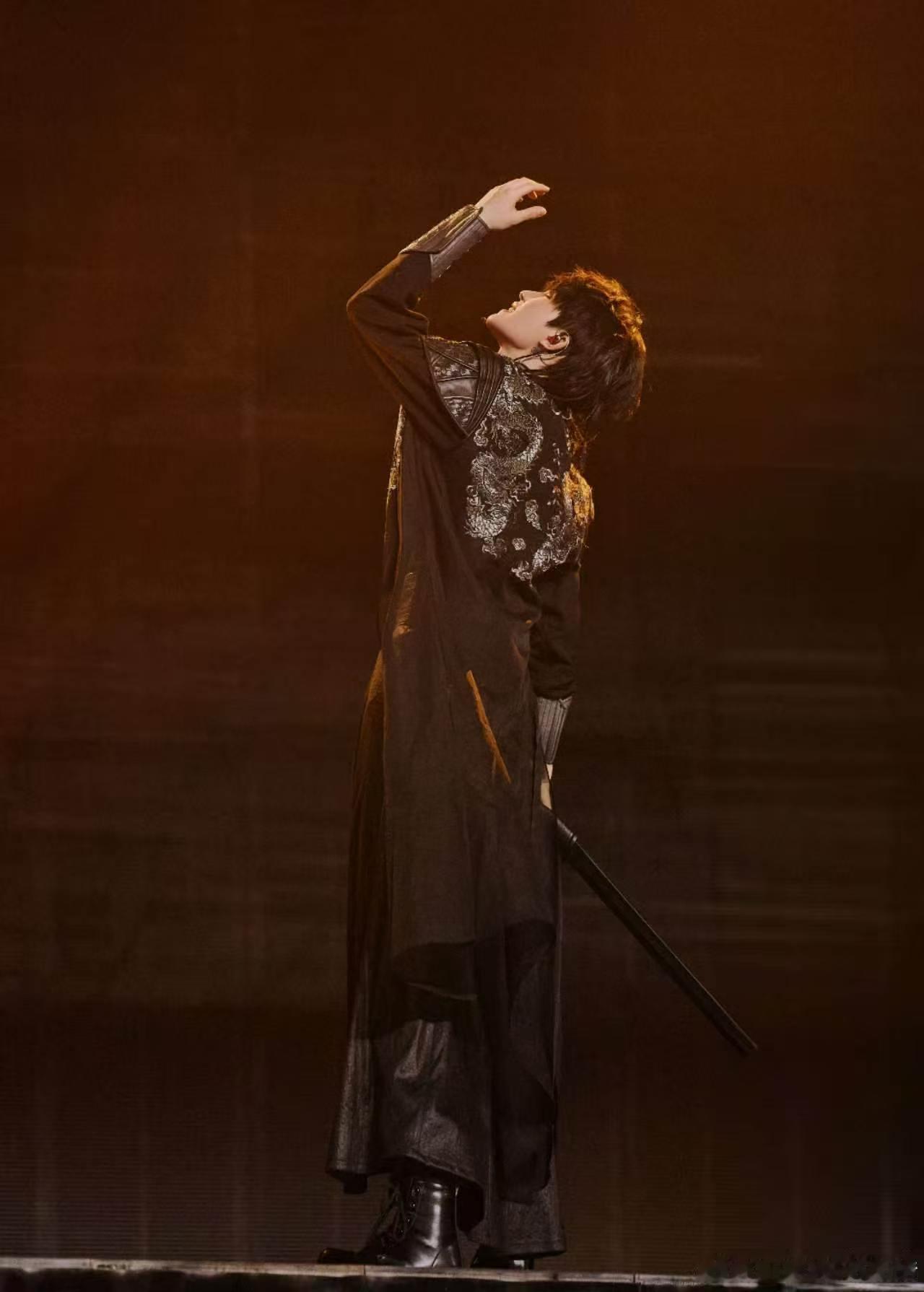 苏新皓团综古装路透原来真的有人，穿古装像从书卷里走出来一样。苏新皓古装鲨疯，适配