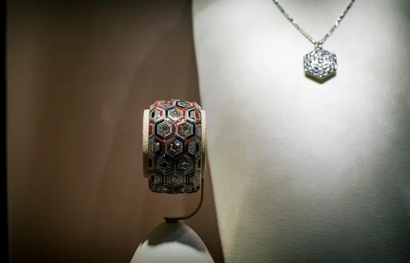 12月3日张女士找到杭州一家奢侈品回收店，卖掉了一枚定制版的卡地亚的戒指和一条项