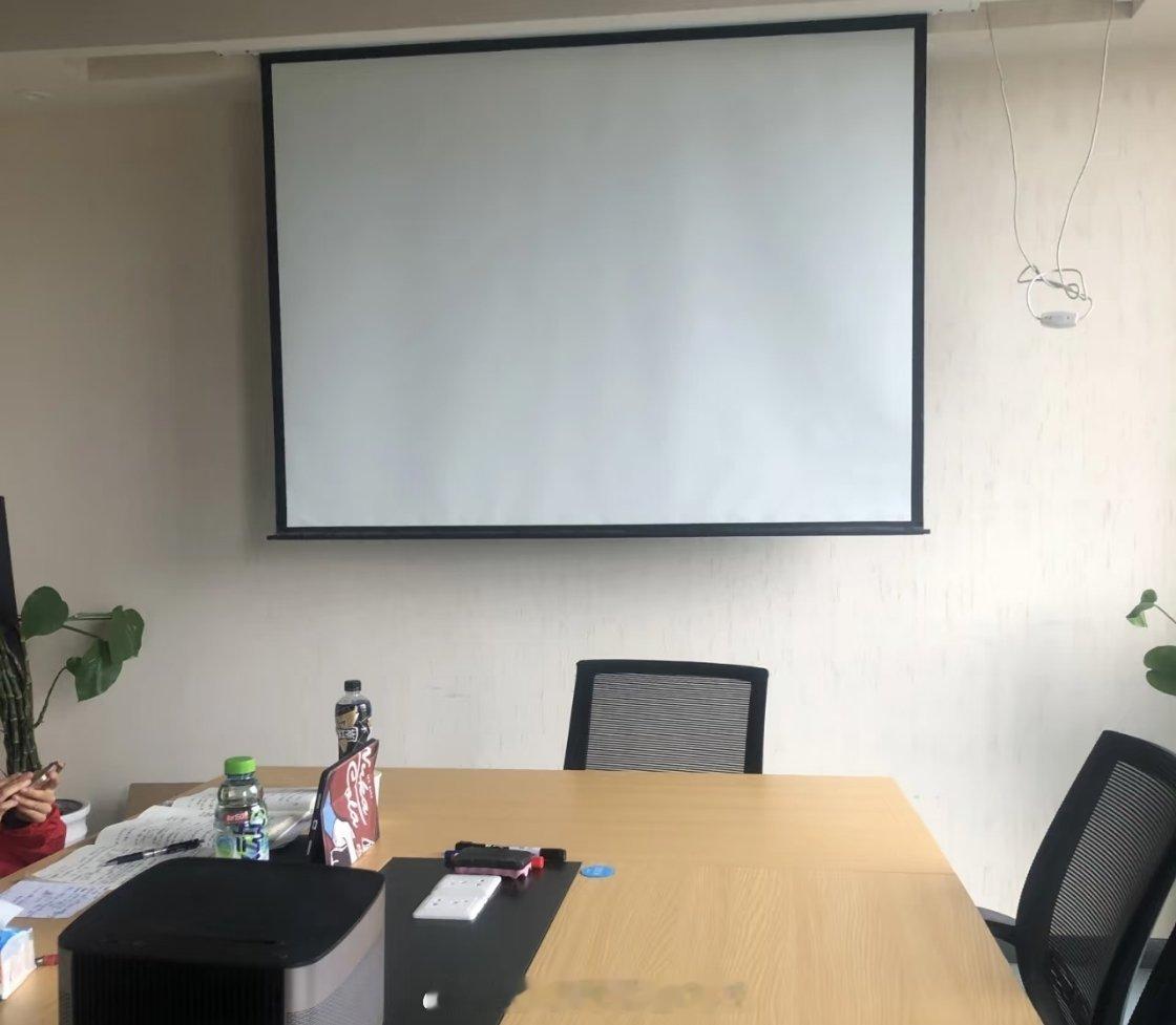 先开个小会，晚点再回复兄弟们的私信。