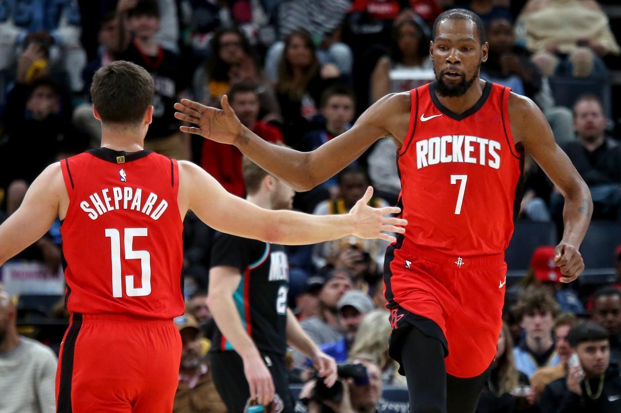 我们看到，火箭队8连胜的比赛里，不仅失误少，助攻多，而且他们的三分命中率特别高，