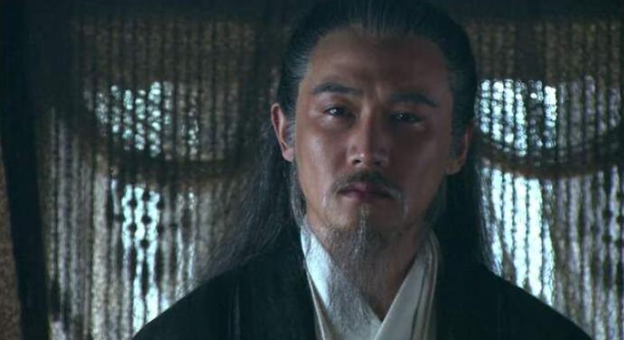 新《三国》拍得热闹，却把历史逻辑当草稿纸撕了。为了制造“权谋爽感”，硬生生把诸葛