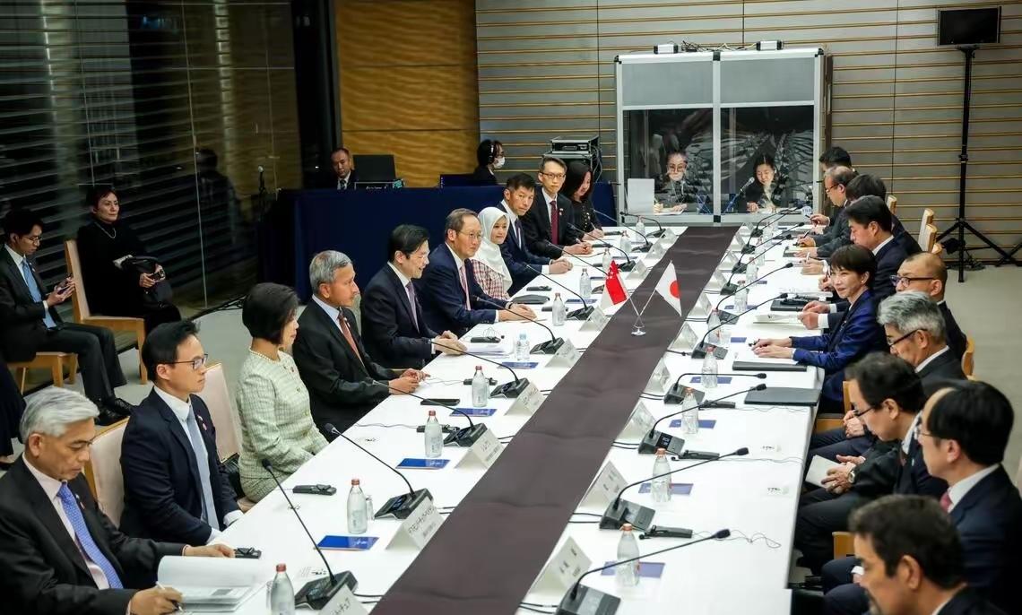 太尴尬啦，新加坡总理黄循财访问日本，黄循财还没有离开日本，日本首相高市早苗却离开