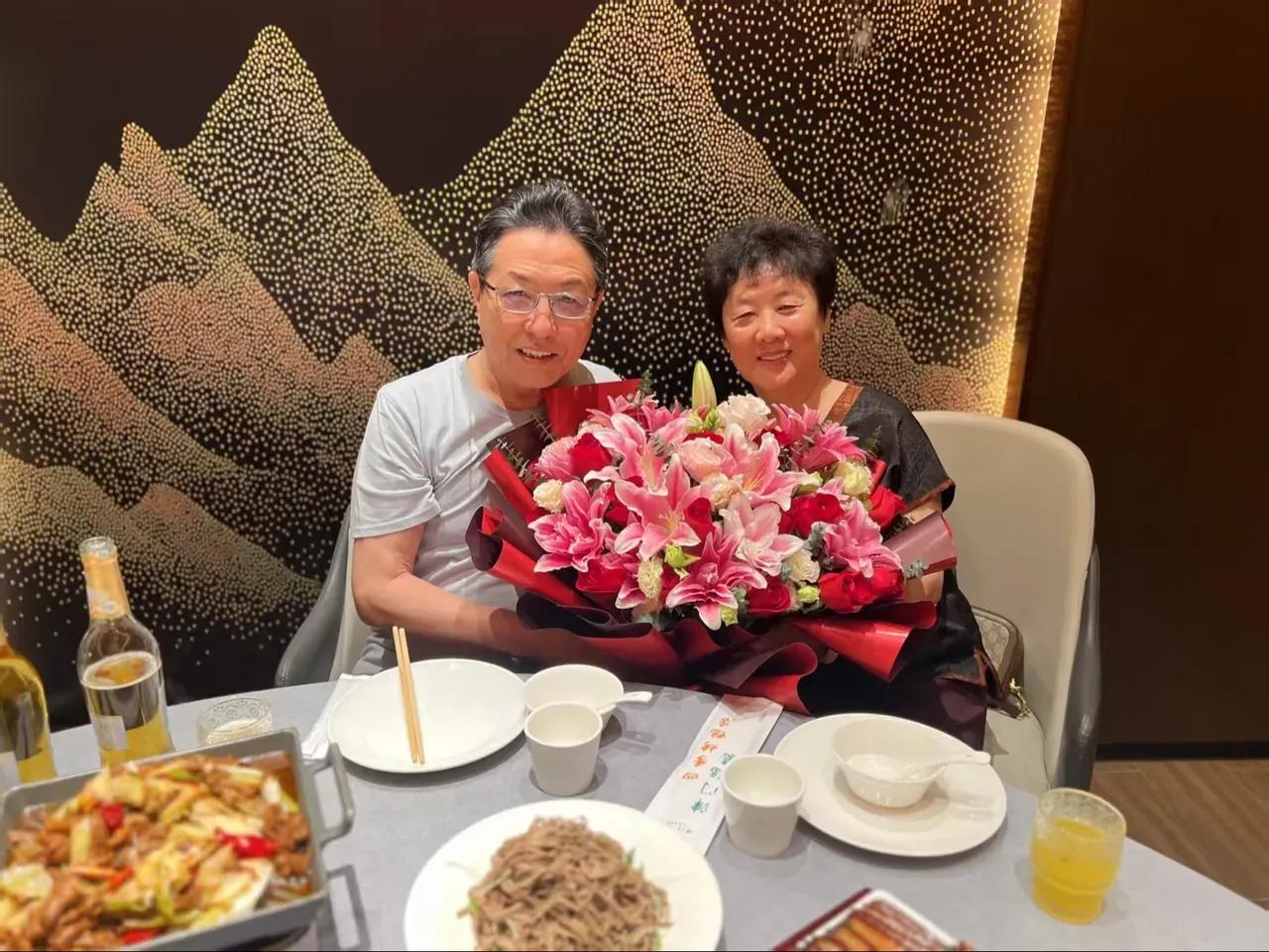 常氏相声传人常宝丰，
今年已经78岁了，结婚52年。
但是从照片儿看，感觉也就是