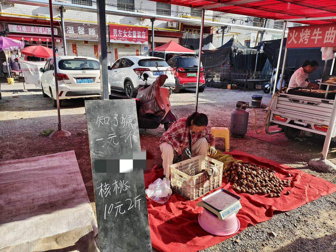 快来快来，在运城盐湖西街早市，有个大嫂在卖于乡的核桃，10元二斤，现剥现卖。还有