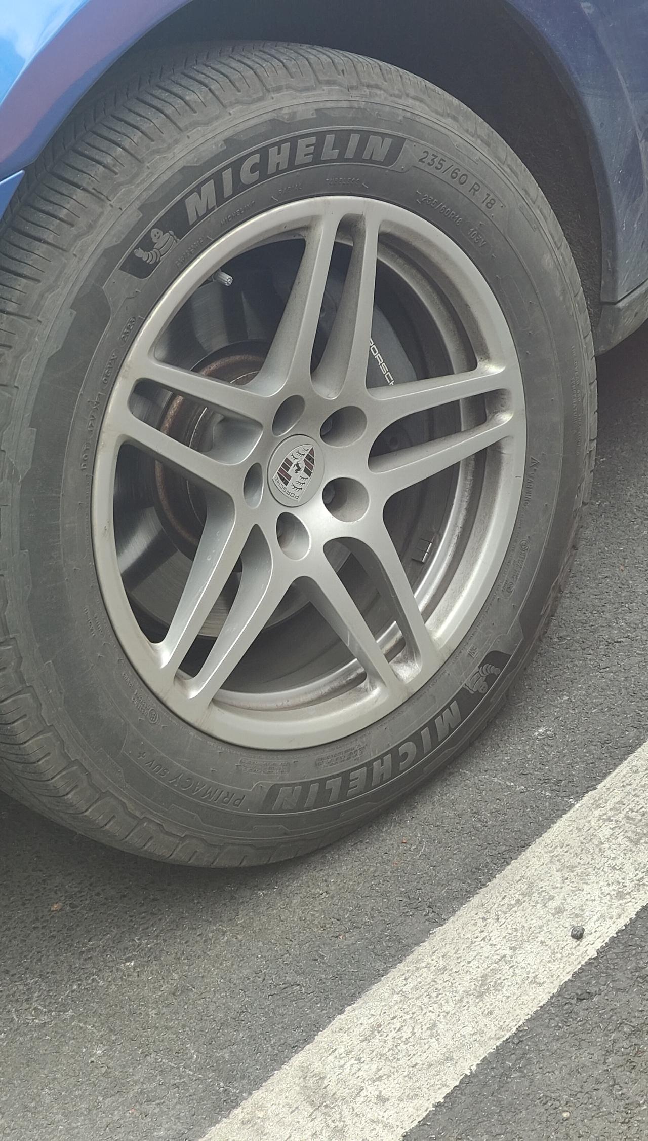 保时捷的轮毂
很大气很好看
是锻造轮毂
一个好几千块钱