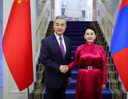 中国和蒙古国谈妥了
6月13日，蒙古国总统呼日勒苏赫在乌兰巴托会见中国外交部长王