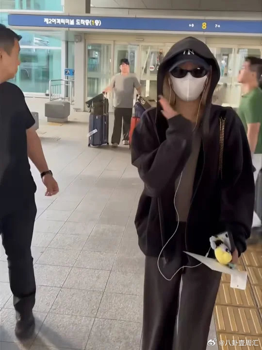 朴彩英到达韩国朴彩英回韩参加blackpink十周年 朴彩英韩国到达 都别吵了！
