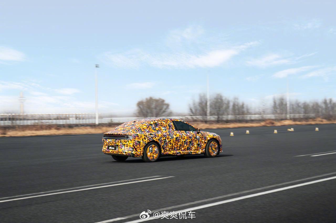 高速避障千万别猛打方向，这是保命常识！高速行驶惯性大，猛打方向易致车身失控侧翻，