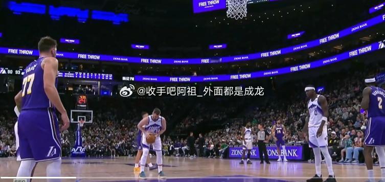 NBA常规赛继续进行，湖人今天在客场对阵爵士。比赛第三节，乐福造成犯规后罚球。当