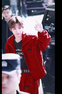 梓渝穿了一身红梓渝厦门出发红色套装路透梓渝厦门出发红色套装路透，梓渝穿了一身红 