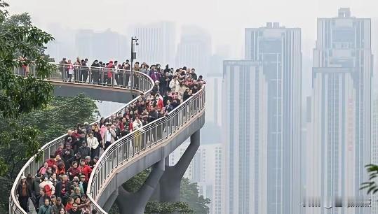 这样的风景只有“山城”重庆有，无论如何要去重庆旅游一次，爬上这架在高山上的天桥兜