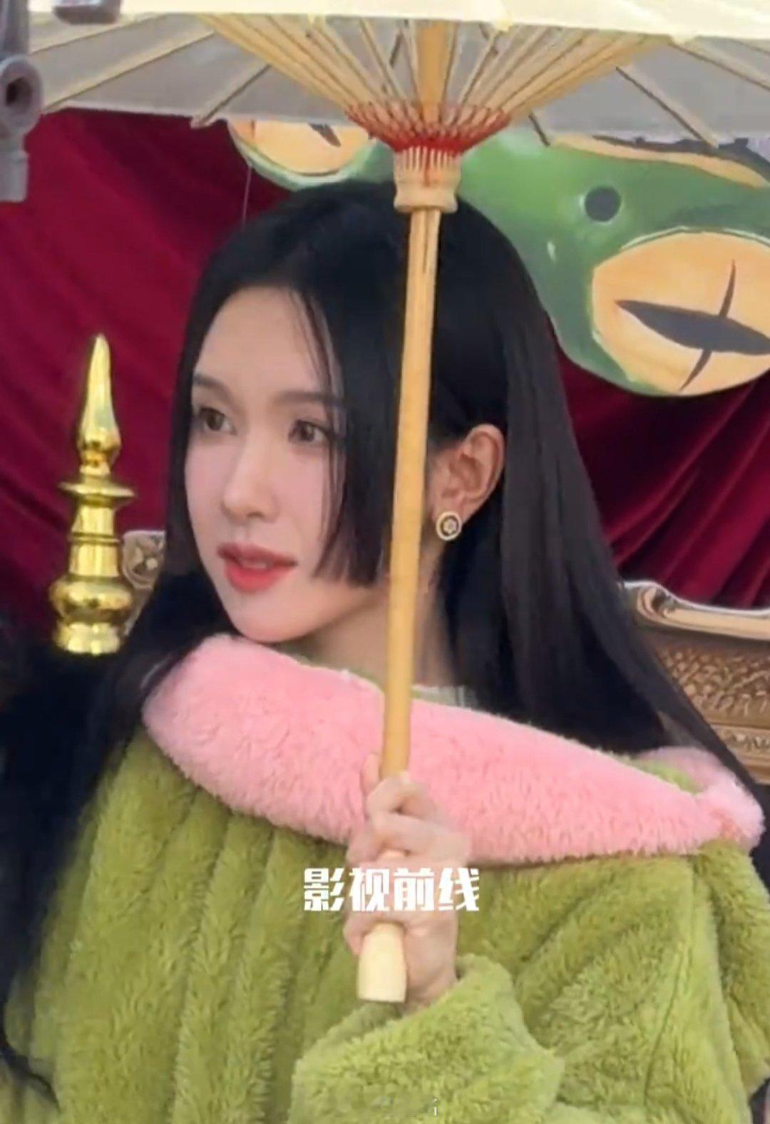 陈都灵 暗黑甜妹 软萌外壳和暗黑内核结合得真好 甜的时候让人想保护 飒的时候让人