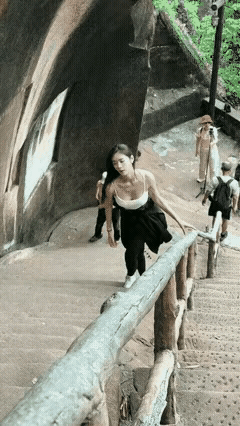 小姐姐体力真好，爬山还蹦蹦跳跳，一点都不觉得累