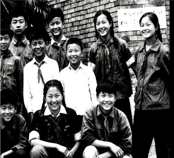 荧幕上那个气场两米八的女人，13岁时竟是这副模样。

泛黄的旧照里，后排站着个扎