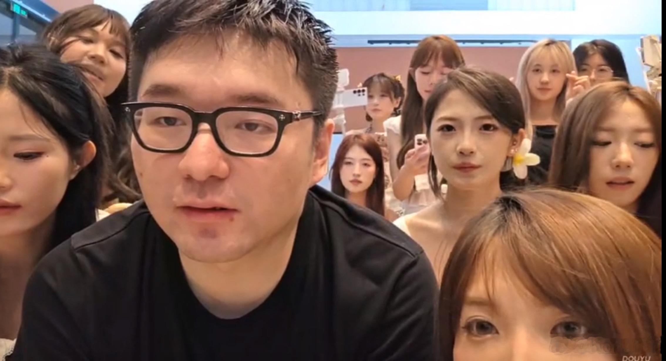 昨晚乌总第一天刚来团播，后面就被拱火要冲千钻，结果失败了dota2