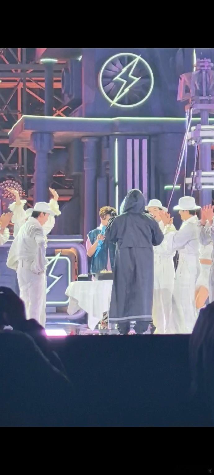 汪苏泷 我先吃为敬  重庆站的十万伏特巡演，汪苏泷是舞台上的重庆文化传播者，通过