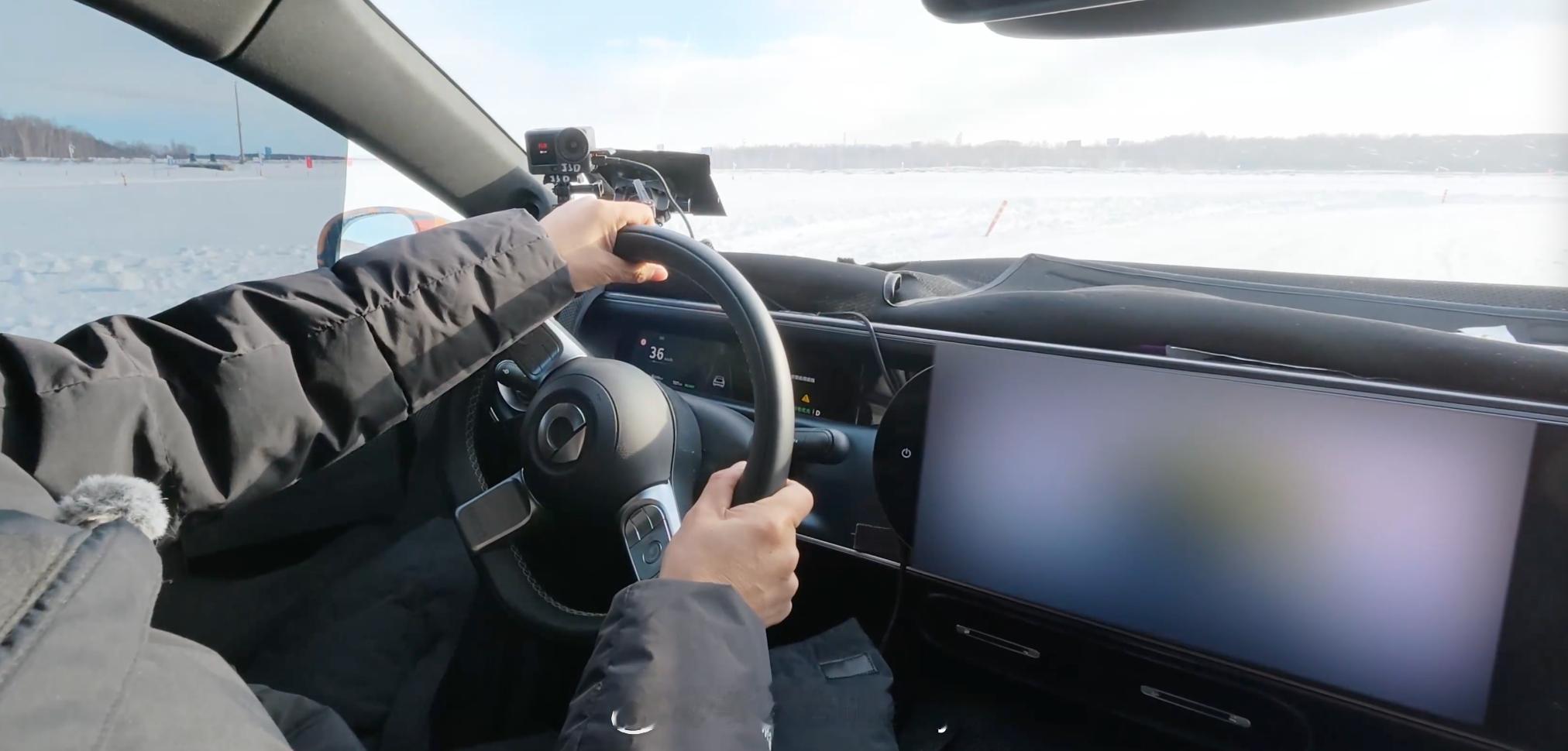 smart精灵6号 预热已经开始秀内饰了内饰设计有熟悉，有新颖，据说细节和配置改