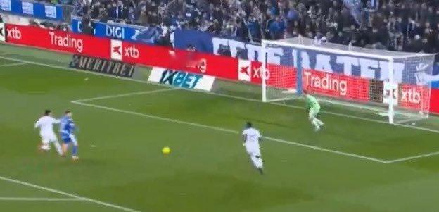 西班牙六台： 阿拉维斯前锋几乎无人盯防，他本可以射门得分，将比分改写为 2-1，