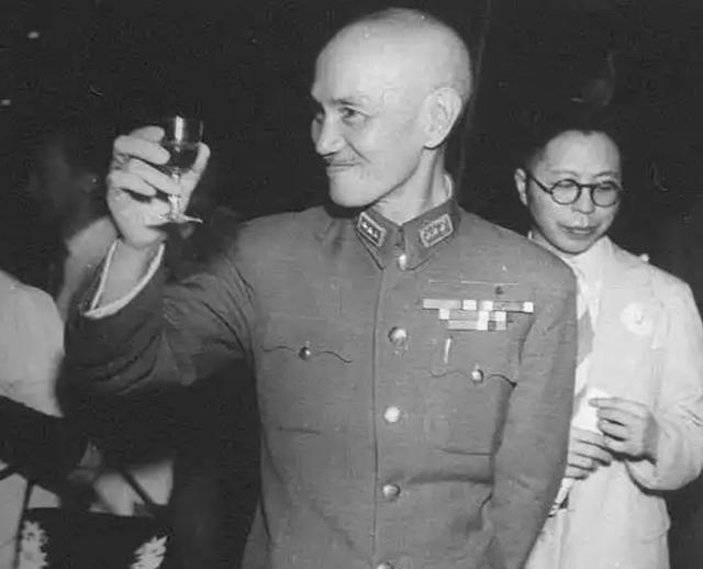 蒋介石最大的错误不是失去大陆退守台湾，而是犯了两个连老祖宗都不会原谅的错误。
1