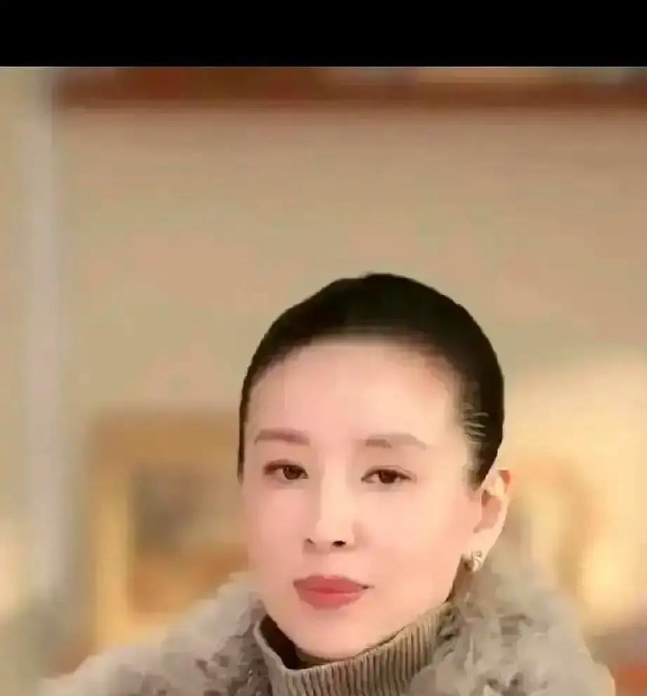 董洁一场直播，7万件羽绒服10分钟抢光！469块的高价，凭什么？
这简直是直播界