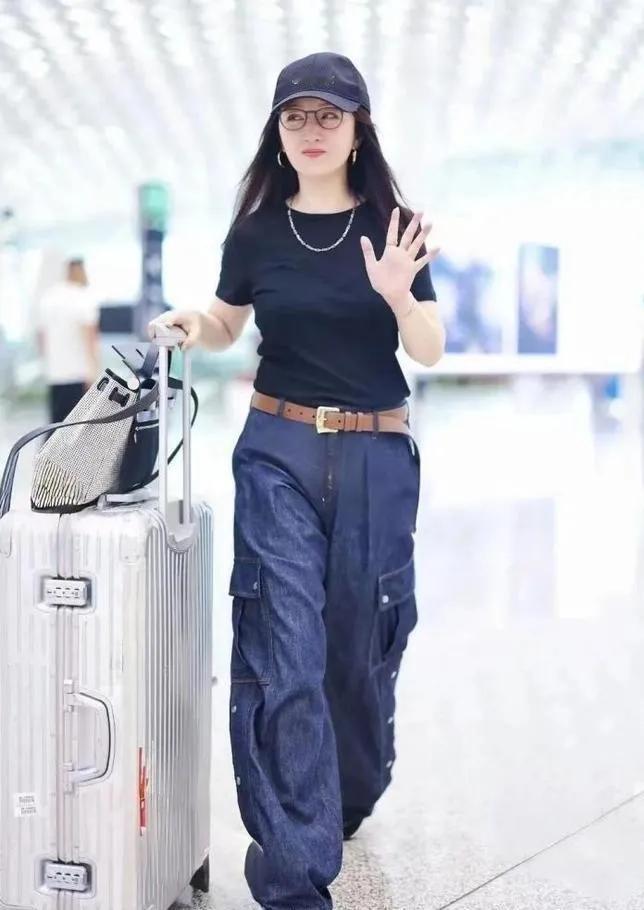 普通黑T恤+工装阔腿裤，简简单单穿出少年感，杨钰莹这套机场穿搭，四五十岁姐姐日常