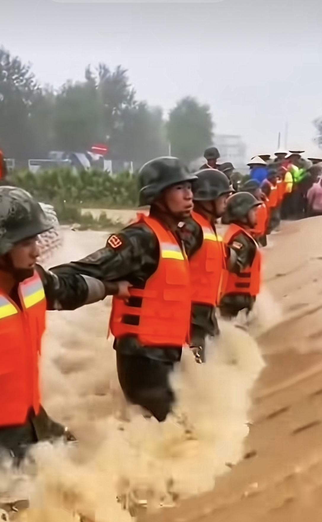 看到这样的画面，让人不禁流下感动泪水，他们是我们的人民子弟兵，手拉手铸成人墙，不