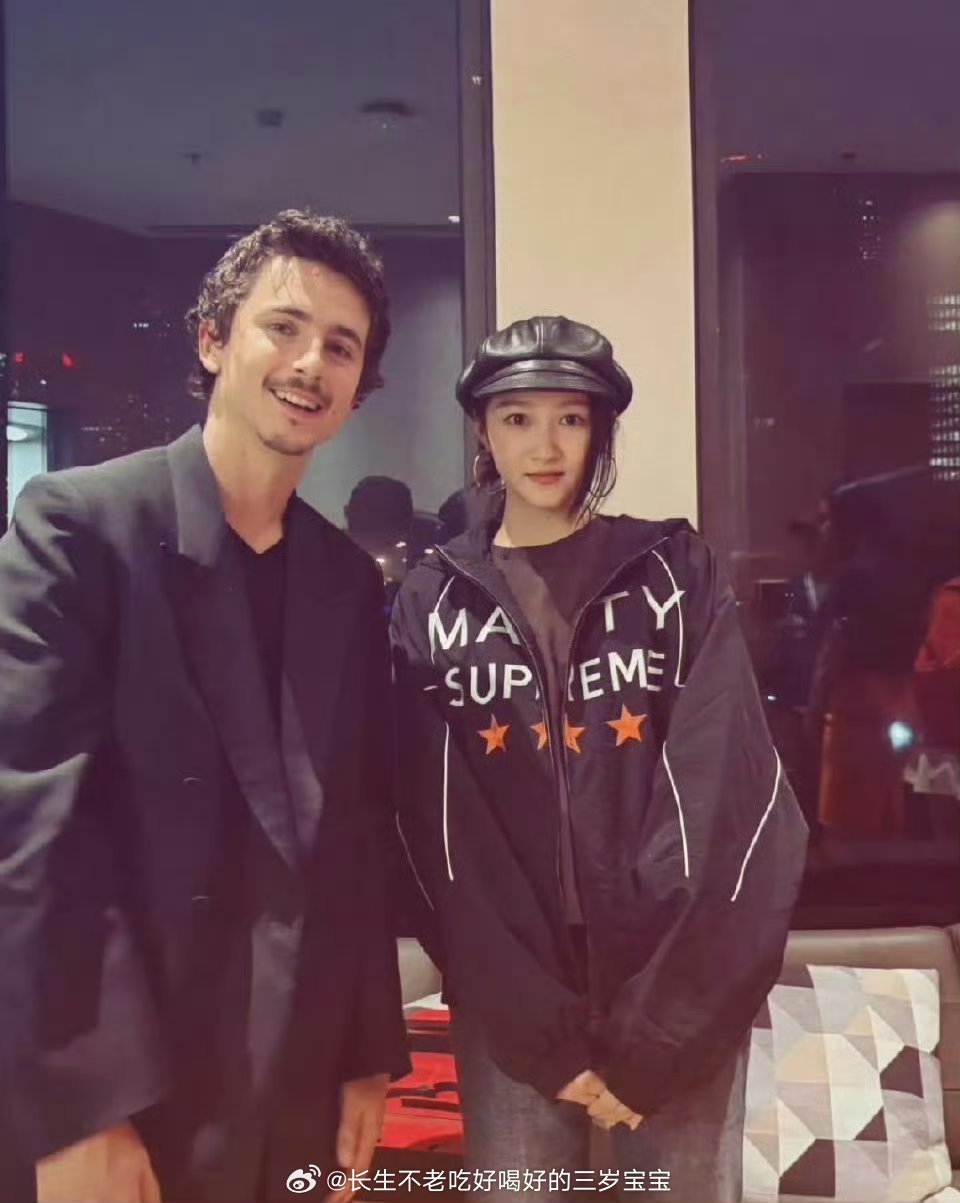 甜茶关晓彤合照真的好好奇这是什么神仙场合！晓彤这脸小得属实有点优越过头了，这合影