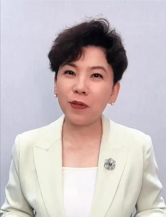 王曼昱27分钟打崩张本美和，四局只让对手拿18分，像打靶一样精准。
护膝薄得像张