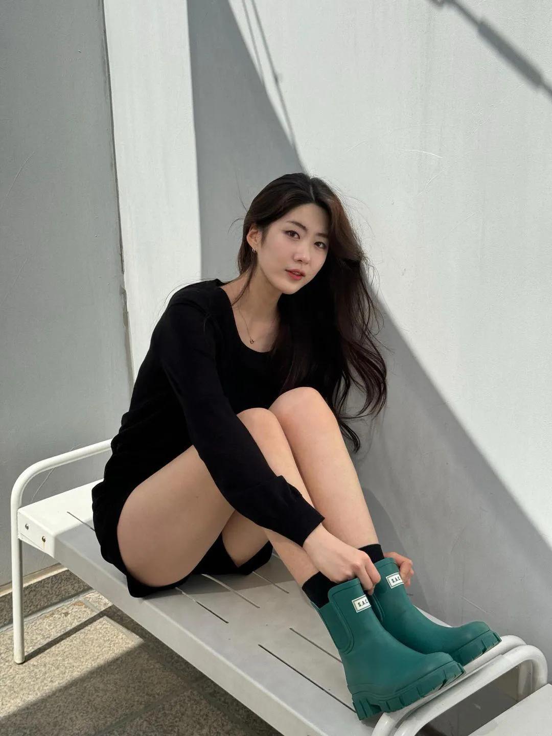 绣幕芙蓉一笑开
#谁家玉女俏容颜# #美人脸相思愁# #妹妹有情含羞笑# #花悔