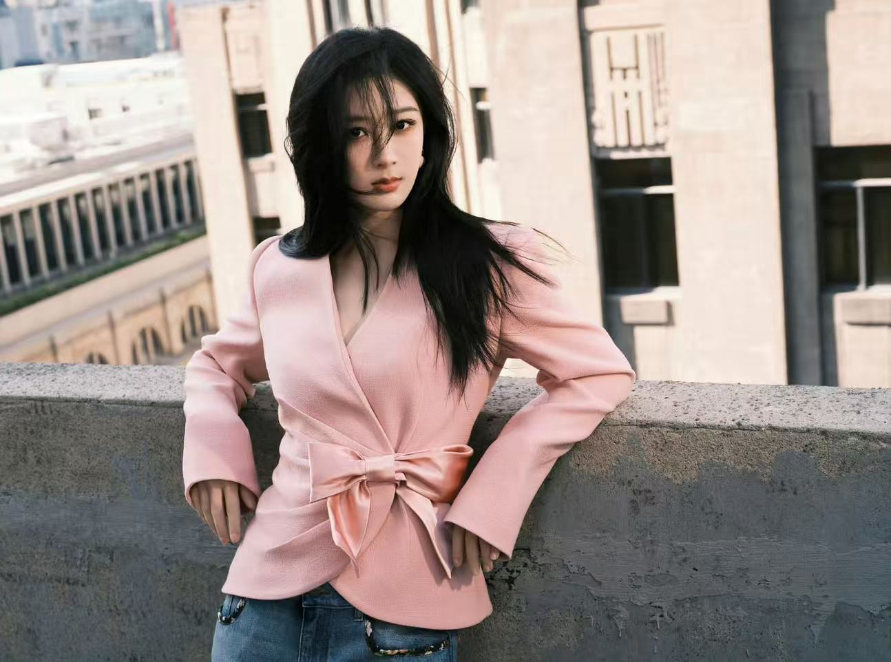 杨紫罗马看秀look杨紫粉色蝴蝶结外套杨紫罗马看秀look来啦粉色蝴蝶结外套好好