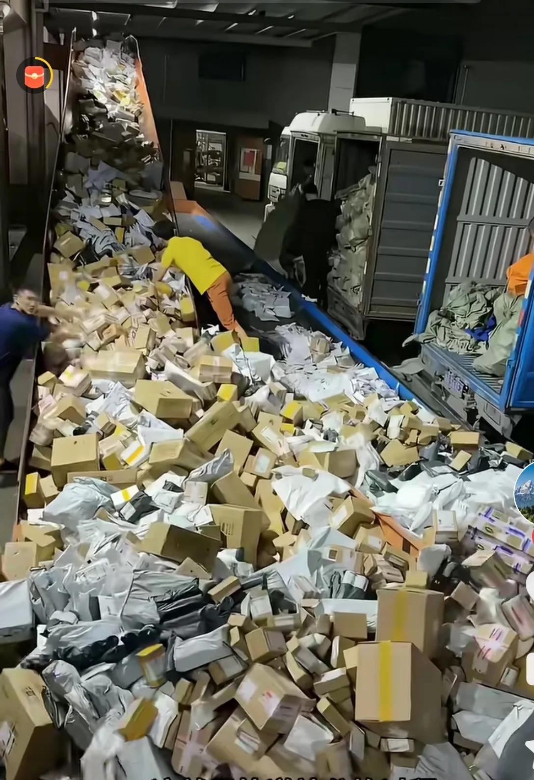 这张照片，是一个二级快递网点对所有经过该点的快递，分拣、发送的全过程。
照片中各