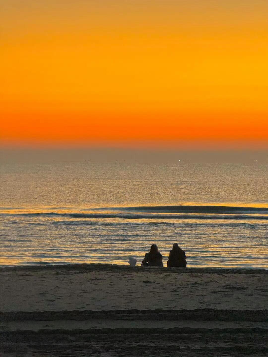 人之所以悲哀，是因为我们留不住岁月，更无法不承认，青春，有一日是要这样自然地消失