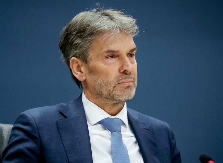 光刻机被卡脖子！
中国芯片反逼自主突围！


光刻机这条路，
又窄了一点。

