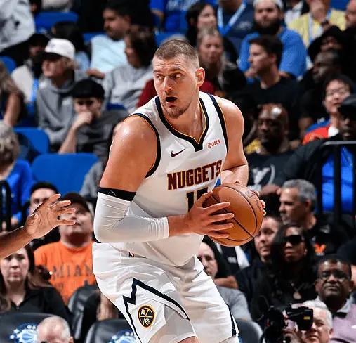 镜头怼到脸上。
不是碰撞，是碾压。
自家队友的鞋底，结结实实踩在约基奇的脚面。