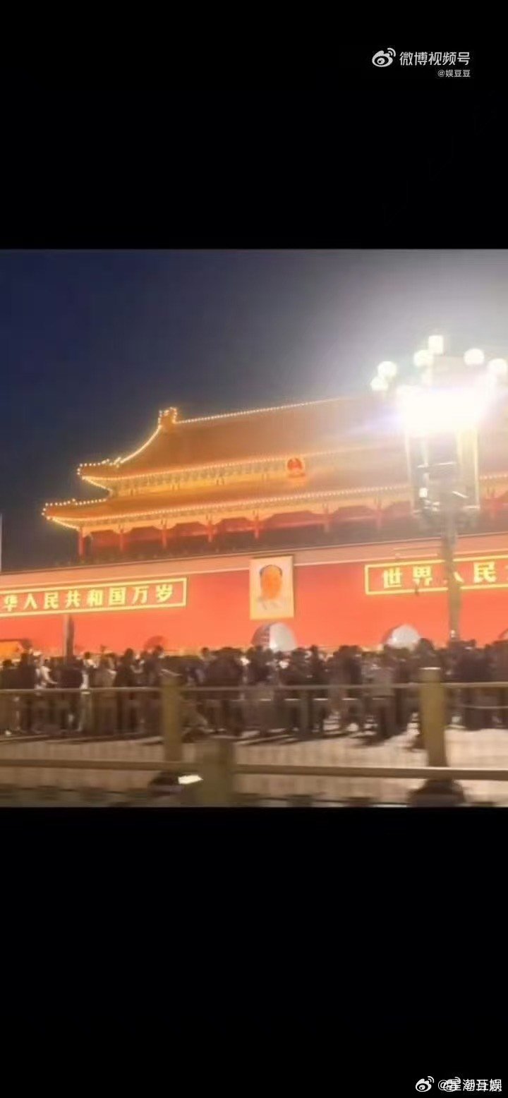杨博文夜骑去看天安门红旗 少年的浪漫从来不用刻意渲染，单车夜行，奔赴红墙，杨博文