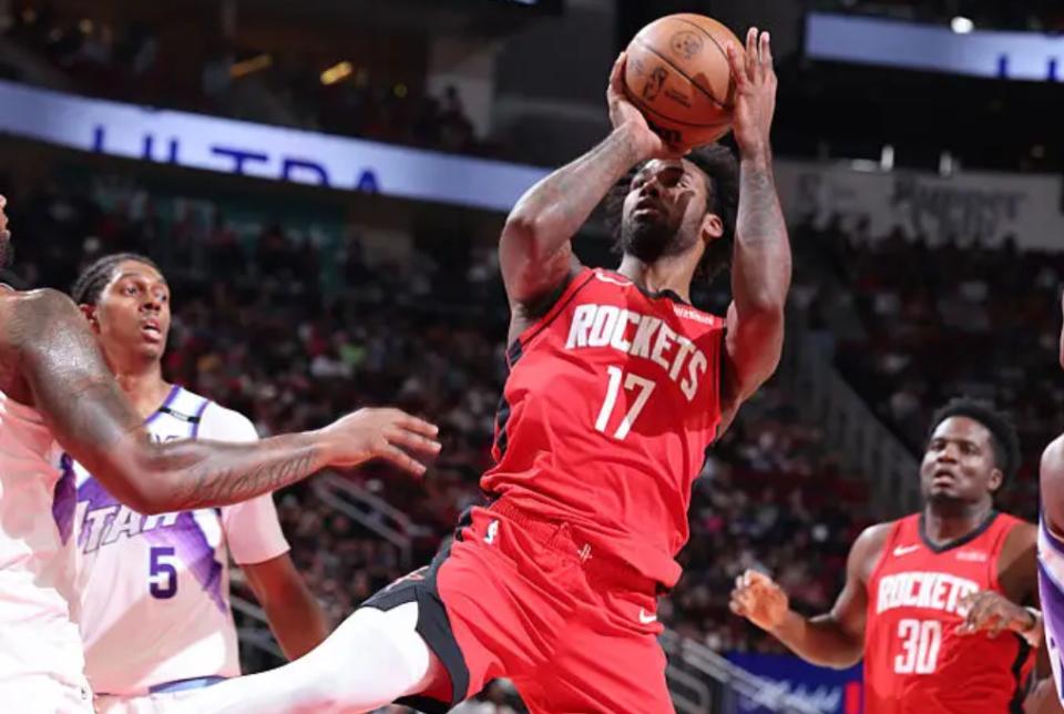 现在的情况其实很明确了，不管伊森状态好不好，他都是球队的第六人，而且火箭其他板凳