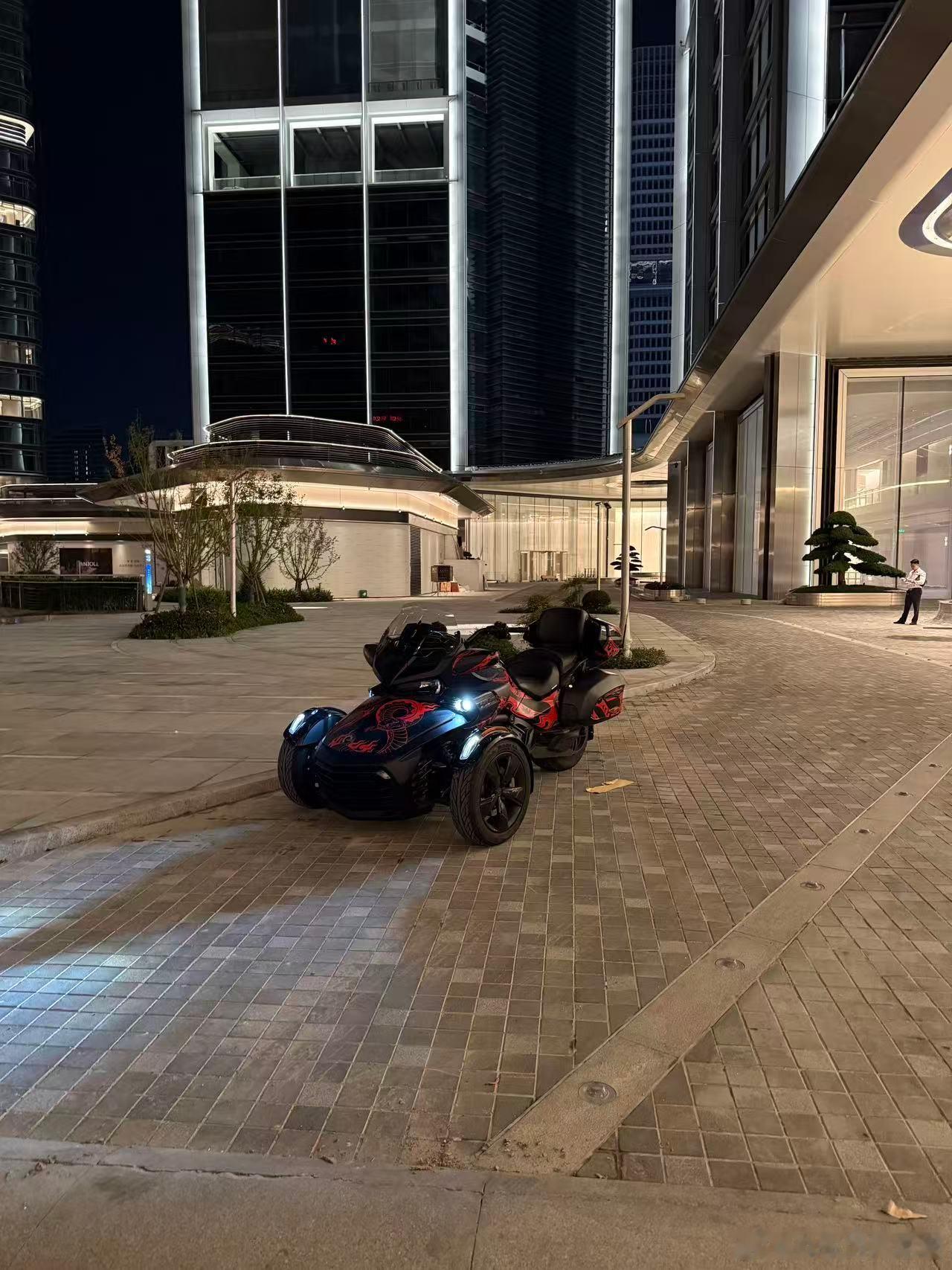 杭州这个天正好夜骑，庞巴迪倒三轮Spade F3   4000公里了 情绪价值 
