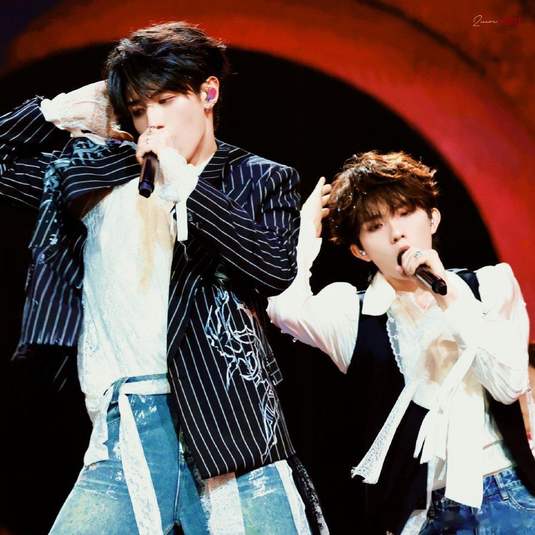 朱志鑫苏新皓鸡毛掸子共脑了朱志鑫和苏新皓用鸡毛掸子踢毽子的画面，就像一颗璀璨的星