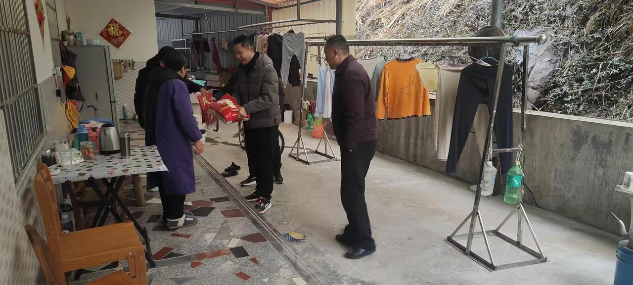 2 月 7 日，尧渡镇河西社区将爱心人士、爱心单位捐赠的米、油、对联等物资，依托