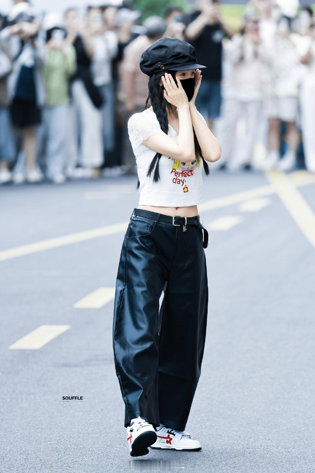 虞书欣长生骨今日上班路透，好可爱的何盼呀！虞书欣 美少女欣战士