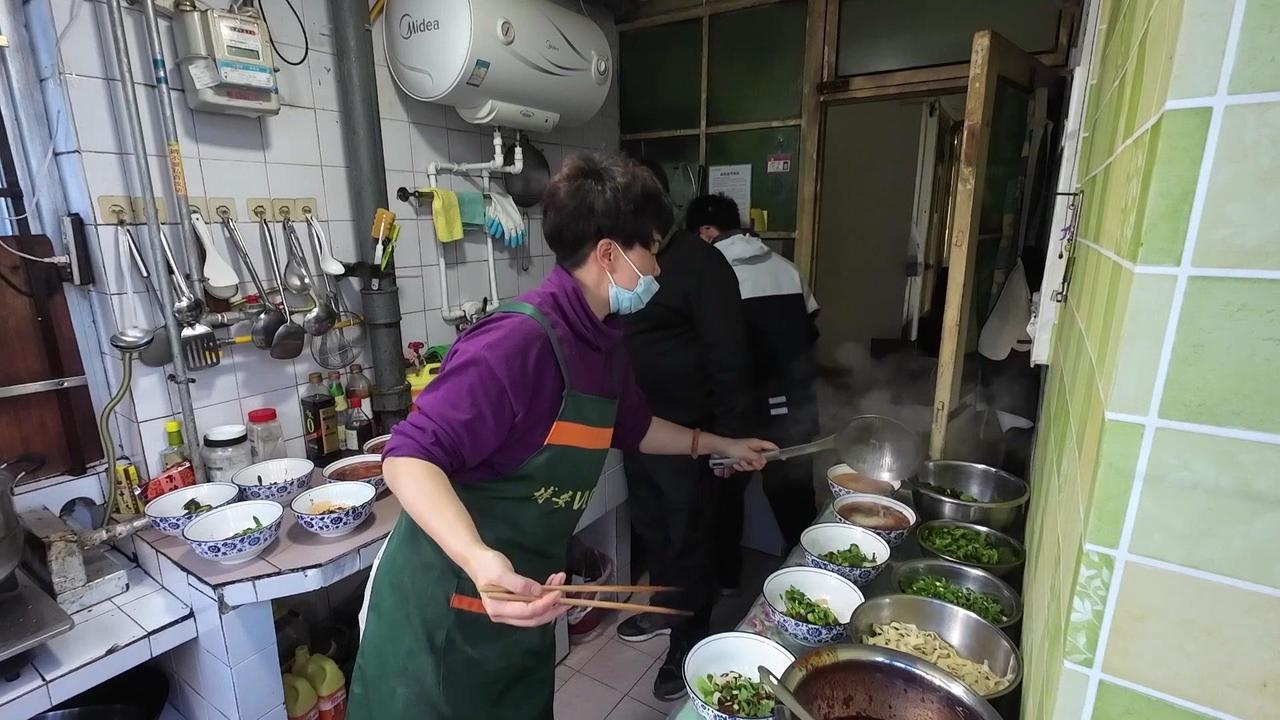 安姐做了孩子们超爱的骨汤红油米线！骨汤打底，海带泡发后清洗超方便，用刷子刷反而破