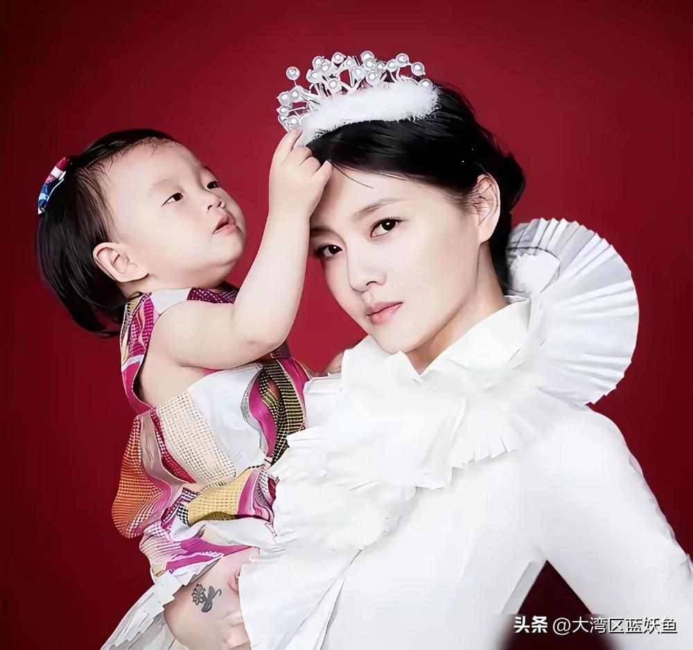 说真的，别再盯着大S“拜金”的标签不放了。
 
十年婚姻，她拿命拼过——生娃时癫