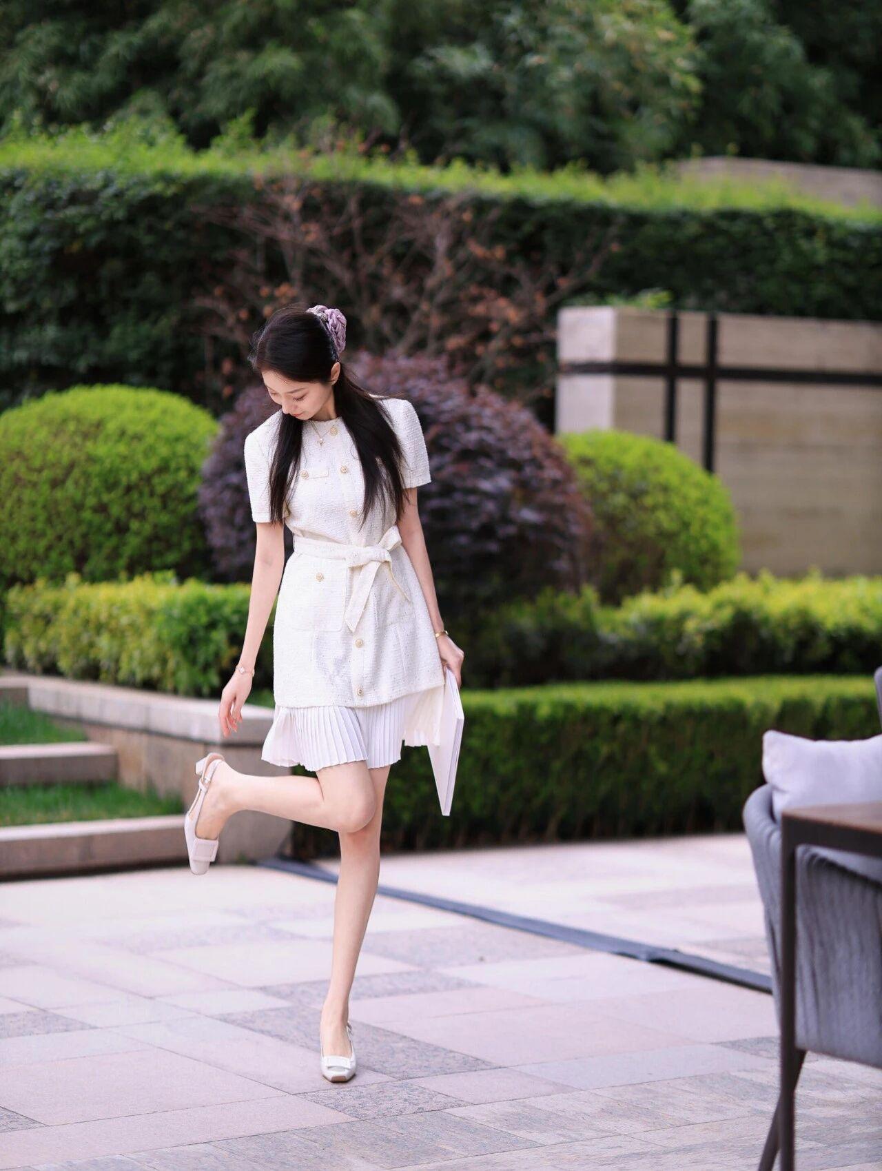 这组照片将法式优雅与少女的灵动完美融合，尽显温柔贵气。
画面中的女子气质温婉，一