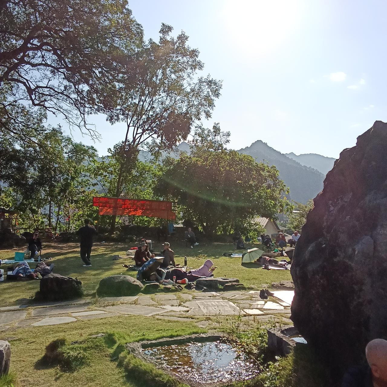 巴马初冬的晴朗天儿
康养人日光浴正当时

巴马的养生宜居因素中，有一个重要的因素