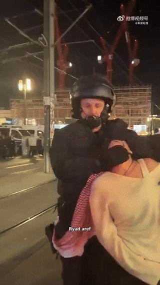 啧啧啧～ 看看，德国警方对待示威人员的姿态。[不看]

不敢想象如果这是在中方发